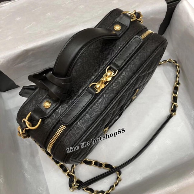 CHANEL女包 Chanel 四方盒化妝包 原廠魚子醬牛皮 純鋼輕紗金鎖頭 香奈兒中號化妝包 djc1763